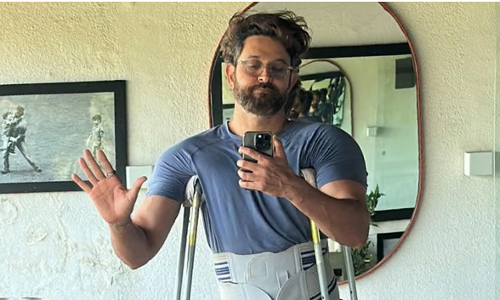 Fighter Star : చేతికర్రల సాయంతో.. హృతిక్ కి ఏమైంది..?