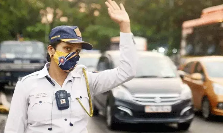 ట్రాఫిక్ కి చెక్.. రంగంలోకి దిగిన 200 మంది మహిళా పోలీసులు