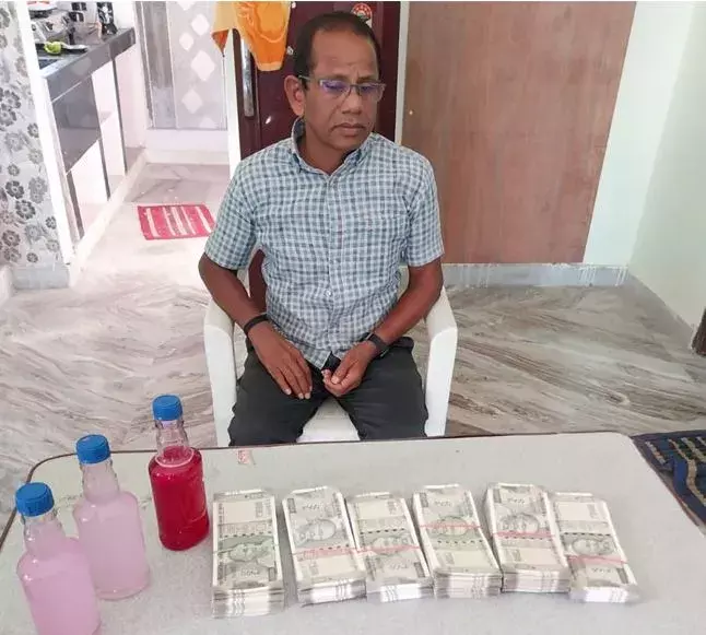 TS: రూ.3 లక్షలు లంచం తీసుకుంటూ పట్టుబడ్డ  అధికారి