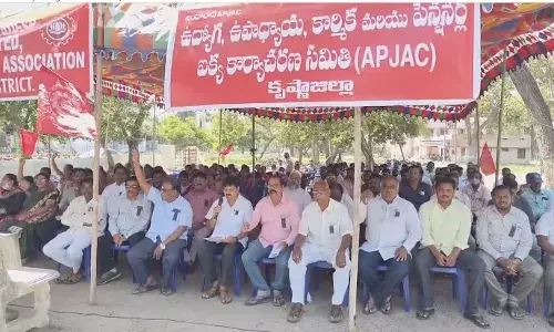 AP: నిరసనలతో కదం తొక్కిన ఉద్యోగ, ఉపాధ్యాయులు AP: నిరసనలతో కదం తొక్కిన ఉద్యోగ, ఉపాధ్యాయులు