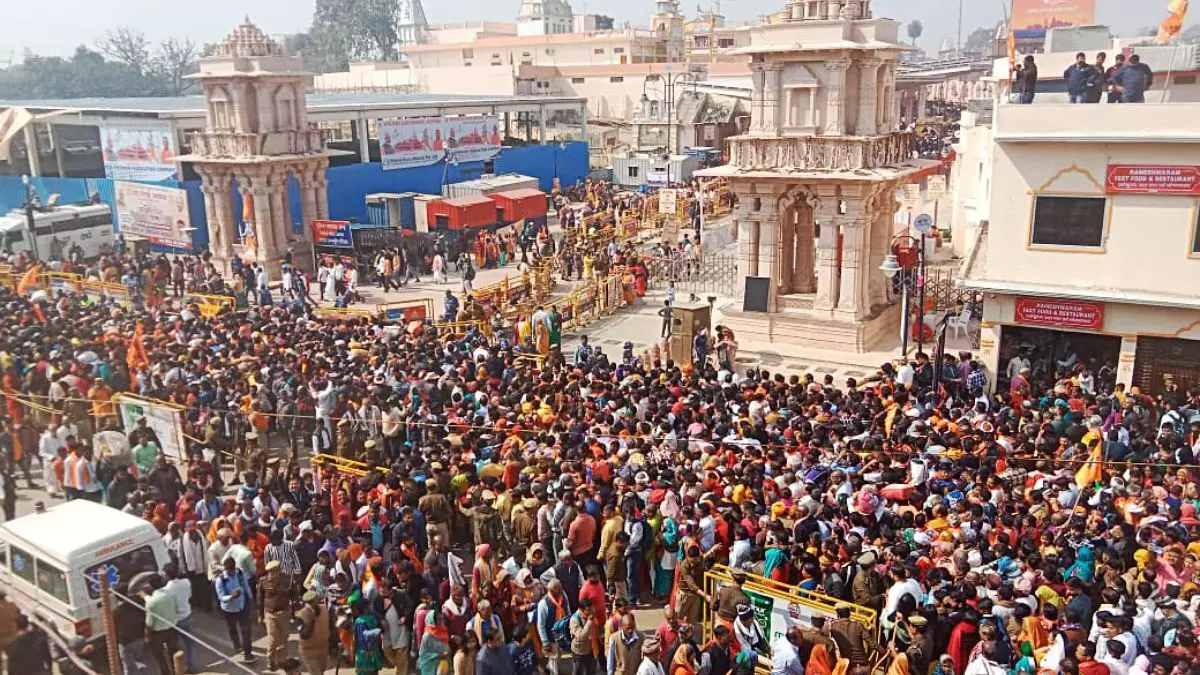 Ayodhya: అయోధ్యలో భక్తుల రద్దీ.. Ayodhya: అయోధ్యలో భక్తుల రద్దీ..
