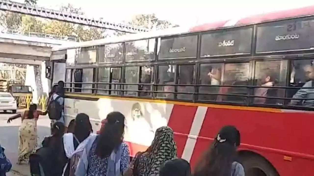 TS : హైదరాబాద్లో ఆర్టీసీ బస్సు ఎక్కుతుండగా పడిపోయిన మహిళ TS : హైదరాబాద్లో ఆర్టీసీ బస్సు ఎక్కుతుండగా పడిపోయిన మహిళ