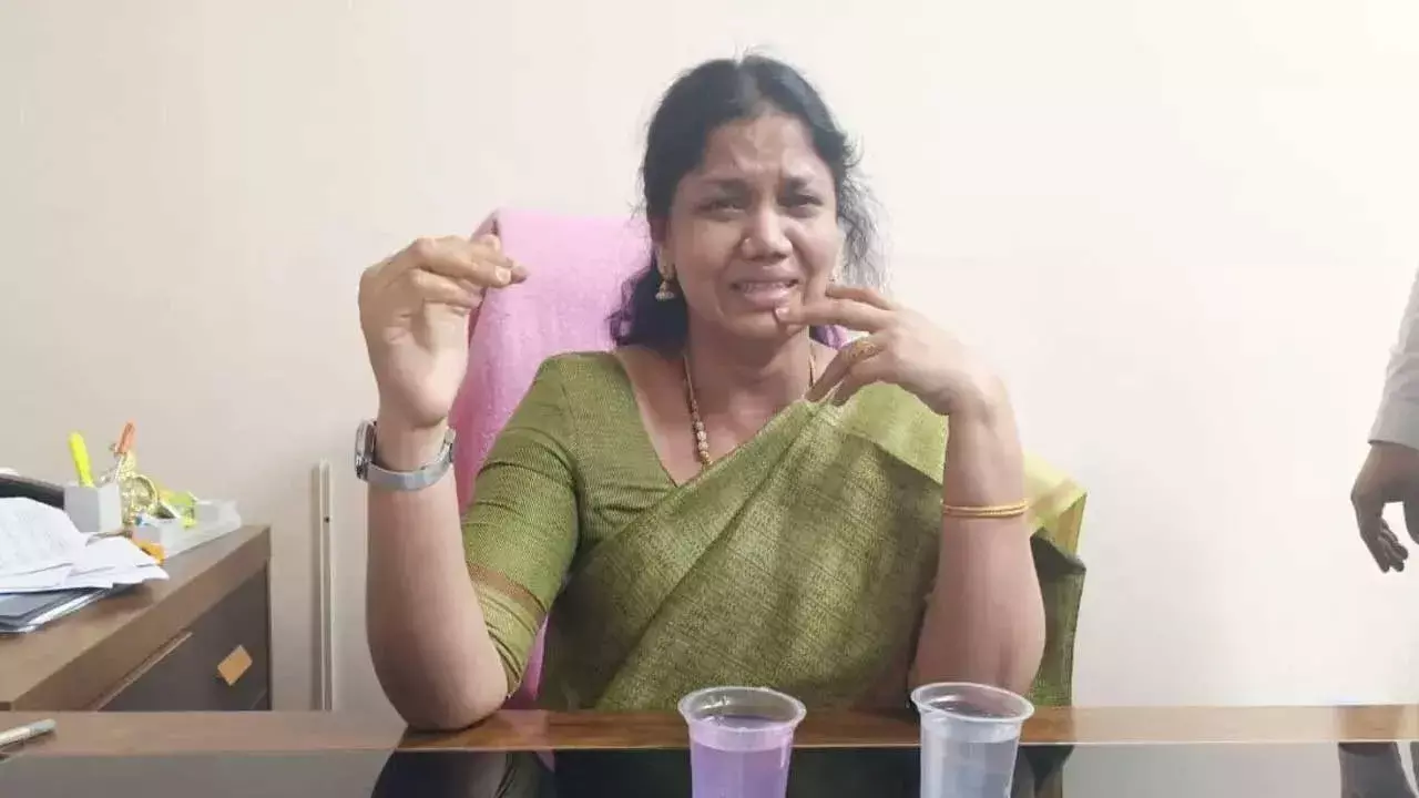 Jagajyoti Arrest : లంచం తీసుకుంటూ దొరికిన జగజ్యోతి అరెస్ట్.. Jagajyoti Arrest : లంచం తీసుకుంటూ దొరికిన జగజ్యోతి అరెస్ట్..