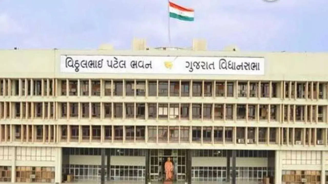 10 మంది కాంగ్రెస్ ఎమ్మెల్యేలు సస్పెండ్ 10 మంది కాంగ్రెస్ ఎమ్మెల్యేలు సస్పెండ్