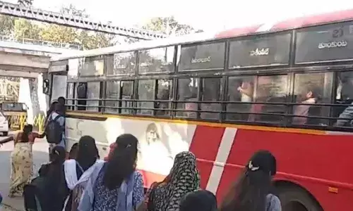 TS : హైదరాబాద్లో ఆర్టీసీ బస్సు ఎక్కుతుండగా పడిపోయిన మహిళ TS : హైదరాబాద్లో ఆర్టీసీ బస్సు ఎక్కుతుండగా పడిపోయిన మహిళ