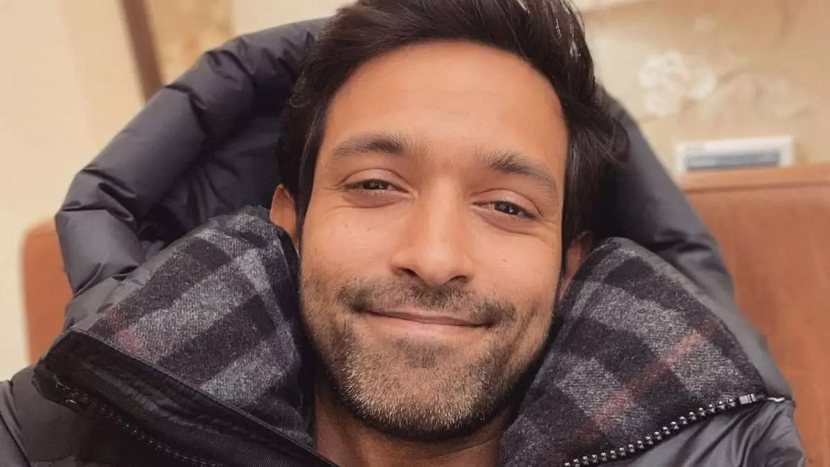 Vikrant Massey : ట్వీట్ వైరల్ కావడంతో క్షమాపణ చెప్పిన బాలీవుడ్ హీరో Vikrant Massey : ట్వీట్ వైరల్ కావడంతో క్షమాపణ చెప్పిన బాలీవుడ్ హీరో