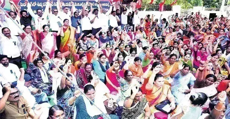 AP Employees: సమ్మెకు సిద్దమవుతున్న ప్రభుత్వ ఉద్యోగులు AP Employees: సమ్మెకు సిద్దమవుతున్న ప్రభుత్వ ఉద్యోగులు