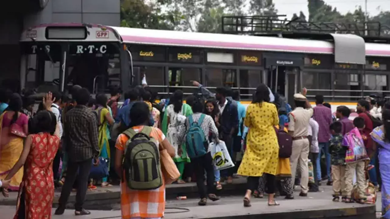 TS : ఆర్టీసీ డ్రైవర్ల సమ్మె.. మేడారం భక్తులకు ఇబ్బందులు TS : ఆర్టీసీ డ్రైవర్ల సమ్మె.. మేడారం భక్తులకు ఇబ్బందులు