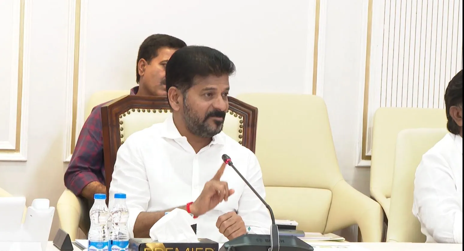 REVANTH: కరెంట్ కట్ చేస్తే సస్పెండ్ చేస్తా: రేవంత్రెడ్డి REVANTH: కరెంట్ కట్ చేస్తే సస్పెండ్ చేస్తా: రేవంత్రెడ్డి