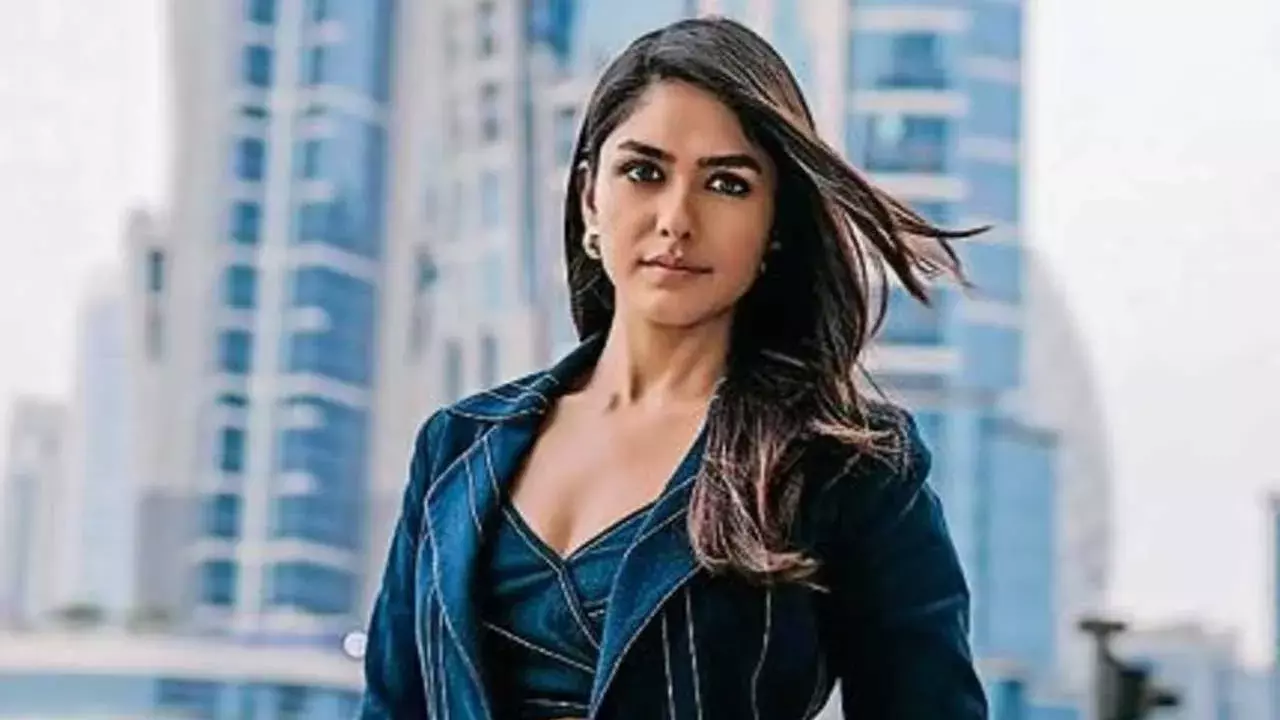 Mrunal Thakur : ముంబైలో ప్లాట్ కొన్న మృణాల్..  ధర ఎంతో తెలుసా? Mrunal Thakur : ముంబైలో ప్లాట్ కొన్న మృణాల్..  ధర ఎంతో తెలుసా?