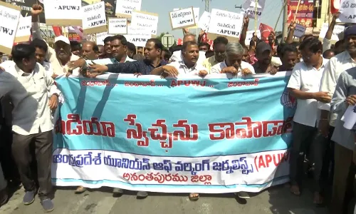 PROTEST: వైసీపీ దాడులపై కదం తొక్కిన ఆందోళనలు PROTEST: వైసీపీ దాడులపై కదం తొక్కిన ఆందోళనలు