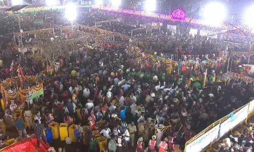 MEDARAM: పులకించిన మేడారం..గద్దెలపైకి సమ్మక్క MEDARAM: పులకించిన మేడారం..గద్దెలపైకి సమ్మక్క