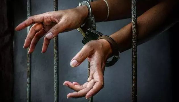 Hyderabad: ప్రేమను తిరస్కరించిన అధ్యాపకుడు, మార్ఫింగ్ ఫొటోలతో యువతి వేధింపులు Hyderabad: ప్రేమను తిరస్కరించిన అధ్యాపకుడు, మార్ఫింగ్ ఫొటోలతో యువతి వేధింపులు