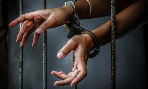 Hyderabad: ప్రేమను తిరస్కరించిన అధ్యాపకుడు, మార్ఫింగ్ ఫొటోలతో యువతి వేధింపులు Hyderabad: ప్రేమను తిరస్కరించిన అధ్యాపకుడు, మార్ఫింగ్ ఫొటోలతో యువతి వేధింపులు