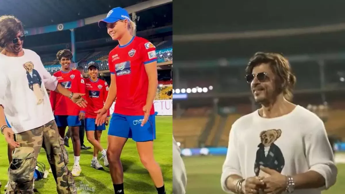 Shah Rukh Khan : మెగ్ లానింగ్కి తన ఐకానిక్ సిగ్నేచర్ పోజ్ నేర్పించిన బాద్ షా Shah Rukh Khan : మెగ్ లానింగ్కి తన ఐకానిక్ సిగ్నేచర్ పోజ్ నేర్పించిన బాద్ షా