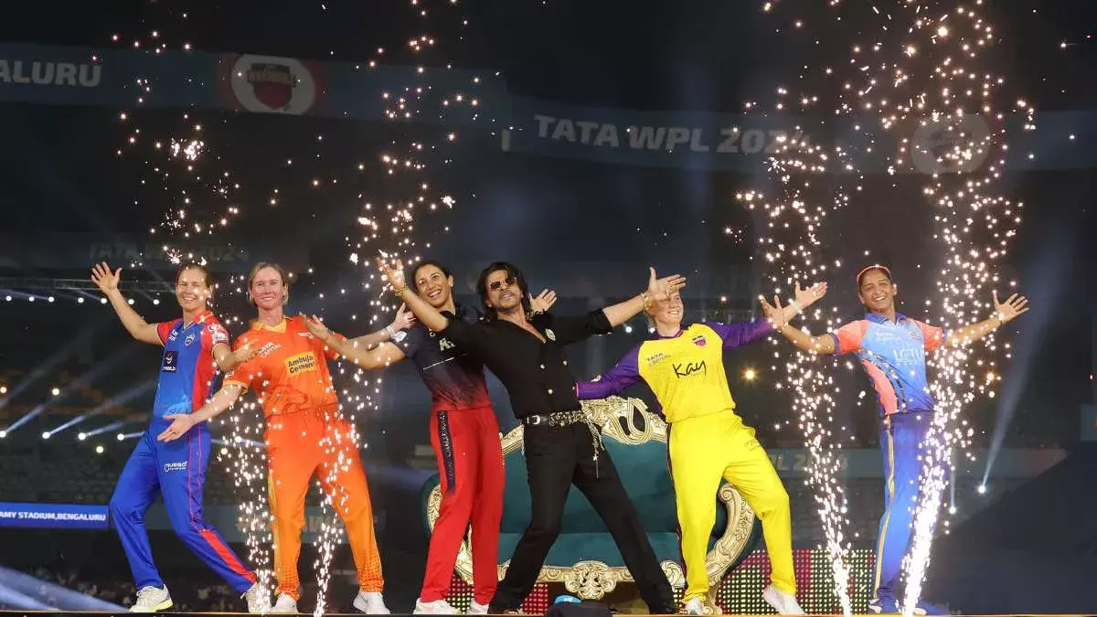 WPL 2024 Opening Ceremony : ఆకట్టుకున్న షారుఖ్ ఎలక్ర్ట్రిఫైయింగ్ ఫర్ఫార్మెన్స్ WPL 2024 Opening Ceremony : ఆకట్టుకున్న షారుఖ్ ఎలక్ర్ట్రిఫైయింగ్ ఫర్ఫార్మెన్స్
