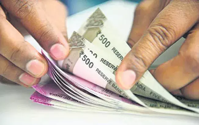 Telangana :కామారెడ్డిలో  హద్దు మీరుతున్న వడ్డీ వ్యాపారుల ఆగడాలు