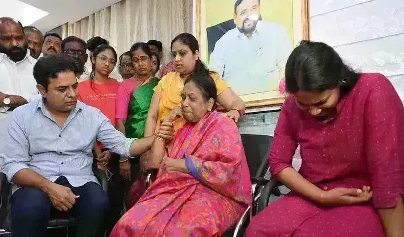 KTR: లాస్య నందిత కుటుంబాన్ని పరామర్శించిన కేటీఆర్ KTR: లాస్య నందిత కుటుంబాన్ని పరామర్శించిన కేటీఆర్