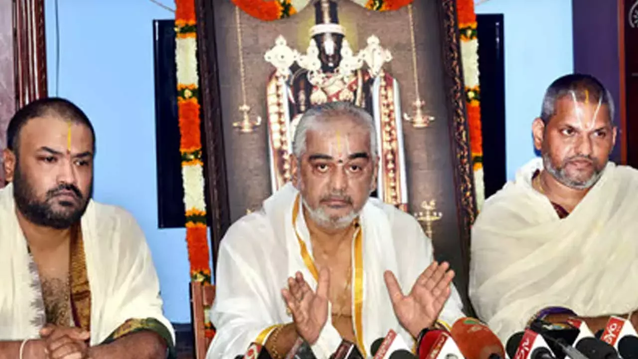 Ramana Deekshitulu : రమణ దీక్షితులుపై వేటు వేసిన టీటీడీ Ramana Deekshitulu : రమణ దీక్షితులుపై వేటు వేసిన టీటీడీ