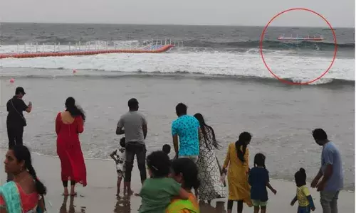 VSP: ఒక్కరోజులోనే కొట్టుకుపోయిన ఫ్లోటింగ్ బ్రిడ్జీ VSP: ఒక్కరోజులోనే కొట్టుకుపోయిన ఫ్లోటింగ్ బ్రిడ్జీ