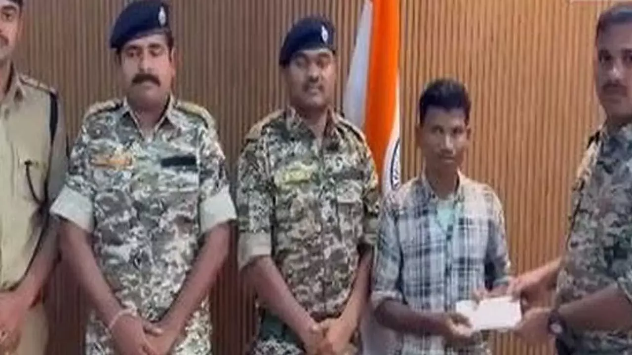 రూ.8 లక్షల నజరానాతో లొంగిపోయిన నక్సలైట్ కమాండర్ రూ.8 లక్షల నజరానాతో లొంగిపోయిన నక్సలైట్ కమాండర్