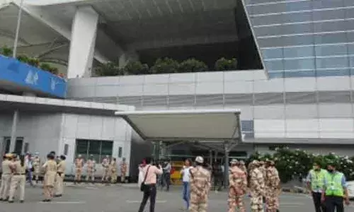 Delhi Airport : ఢిల్లీ విమానాశ్రయానికి బాంబు బెదిరింపు Delhi Airport : ఢిల్లీ విమానాశ్రయానికి బాంబు బెదిరింపు