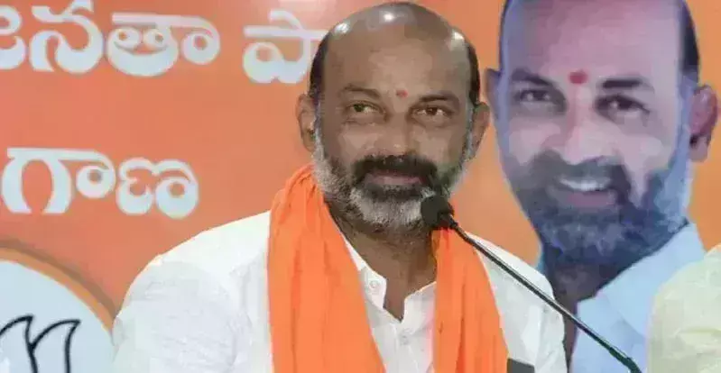 Prajahita Yatra: బండి సంజయ్ ప్రజాహిత యాత్రలో ఉద్రిక్తత Prajahita Yatra: బండి సంజయ్ ప్రజాహిత యాత్రలో ఉద్రిక్తత