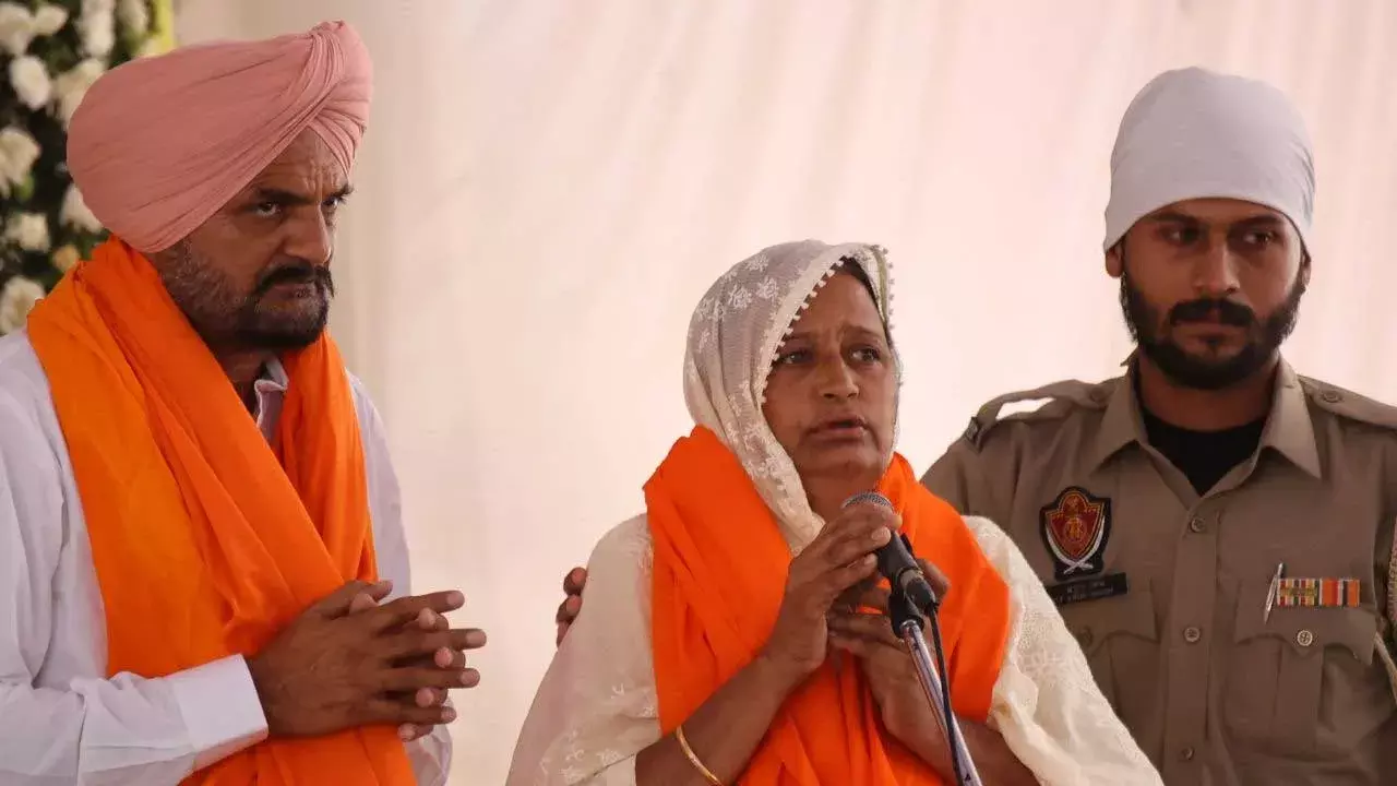 త్వరలో బిడ్డకు స్వాగతం పలుకనున్న.సిద్ధూ మూసేవాలా తల్లిదండ్రులు త్వరలో బిడ్డకు స్వాగతం పలుకనున్న.సిద్ధూ మూసేవాలా తల్లిదండ్రులు