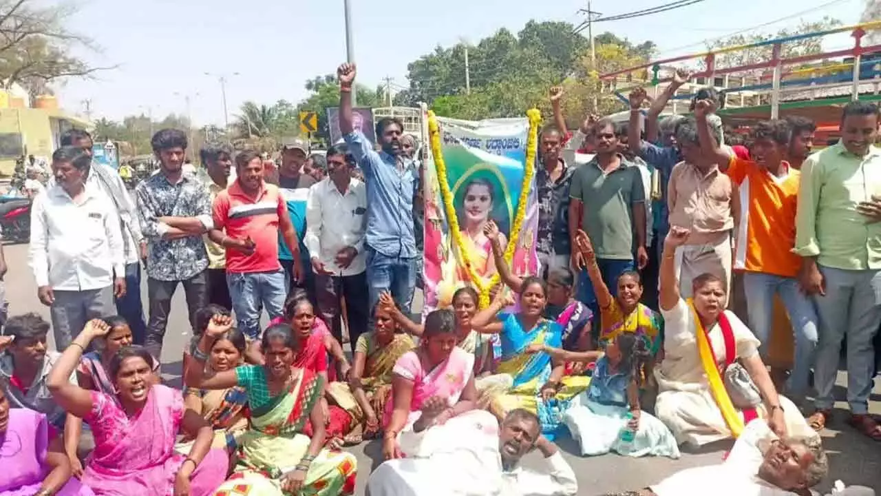 కుటుంబనియంత్రణ శస్త్రచికిత్సలు వికటించి ముగ్గురు మహిళల మృతి కుటుంబనియంత్రణ శస్త్రచికిత్సలు వికటించి ముగ్గురు మహిళల మృతి