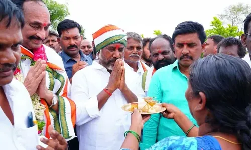 TS : ఇందిరమ్మ ఇల్లు ఇప్పించండి.. భట్టికి మొగులయ్య విజ్ఞప్తి TS : ఇందిరమ్మ ఇల్లు ఇప్పించండి.. భట్టికి మొగులయ్య విజ్ఞప్తి