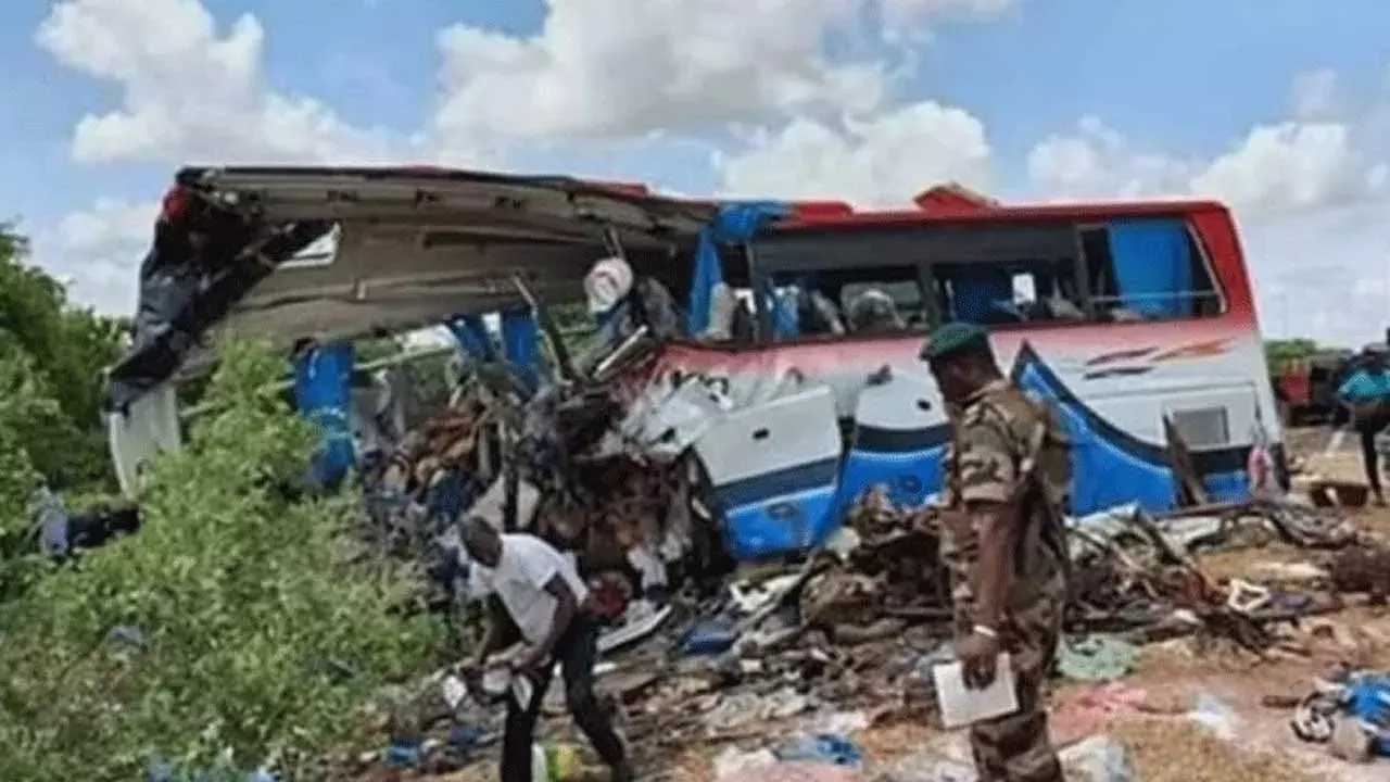 Tragic Accident : ఘోరం.. బ్రిడ్జిపై నుంచి పడిన బస్సు.. దాదాపు అందరూ మృతి Tragic Accident : ఘోరం.. బ్రిడ్జిపై నుంచి పడిన బస్సు.. దాదాపు అందరూ మృతి