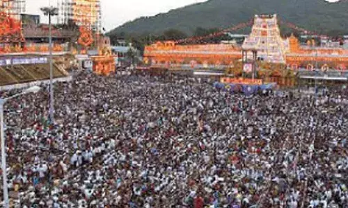 TTD : తిరుమలలో భక్తుల రద్దీ..  దర్శనానికి 12 గంటల టైమ్