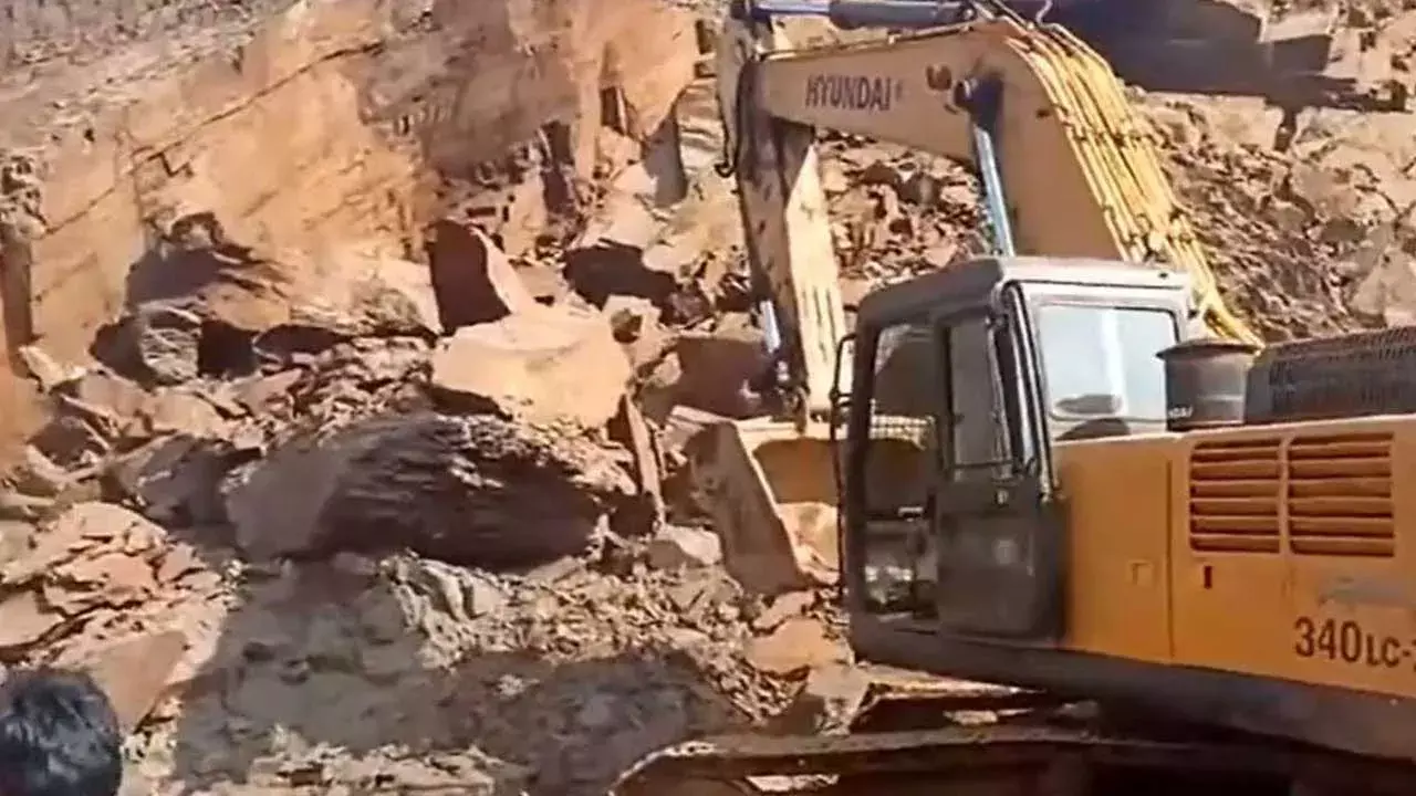 Tragic Incident : కొండచరియలు విరిగిపడి నలుగురు కూలీలు మృతి