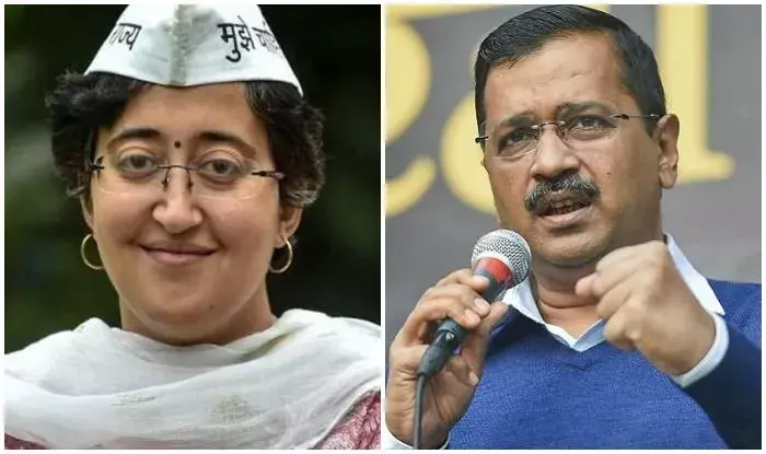 కేజ్రీవాల్ & అతిషి పోస్టర్లకు నల్ల రంగు పూసిన మహిళలు కేజ్రీవాల్ & అతిషి పోస్టర్లకు నల్ల రంగు పూసిన మహిళలు