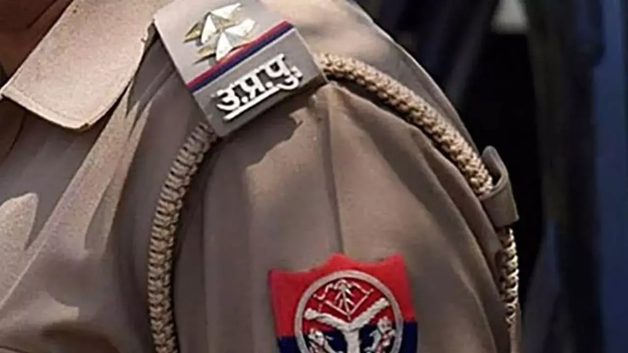 పెళ్లి నెమ్మదిగా చేశాడని..! పూజారిని కొట్టిన ఖాకీ పెళ్లికొడుకు పెళ్లి నెమ్మదిగా చేశాడని..! పూజారిని కొట్టిన ఖాకీ పెళ్లికొడుకు