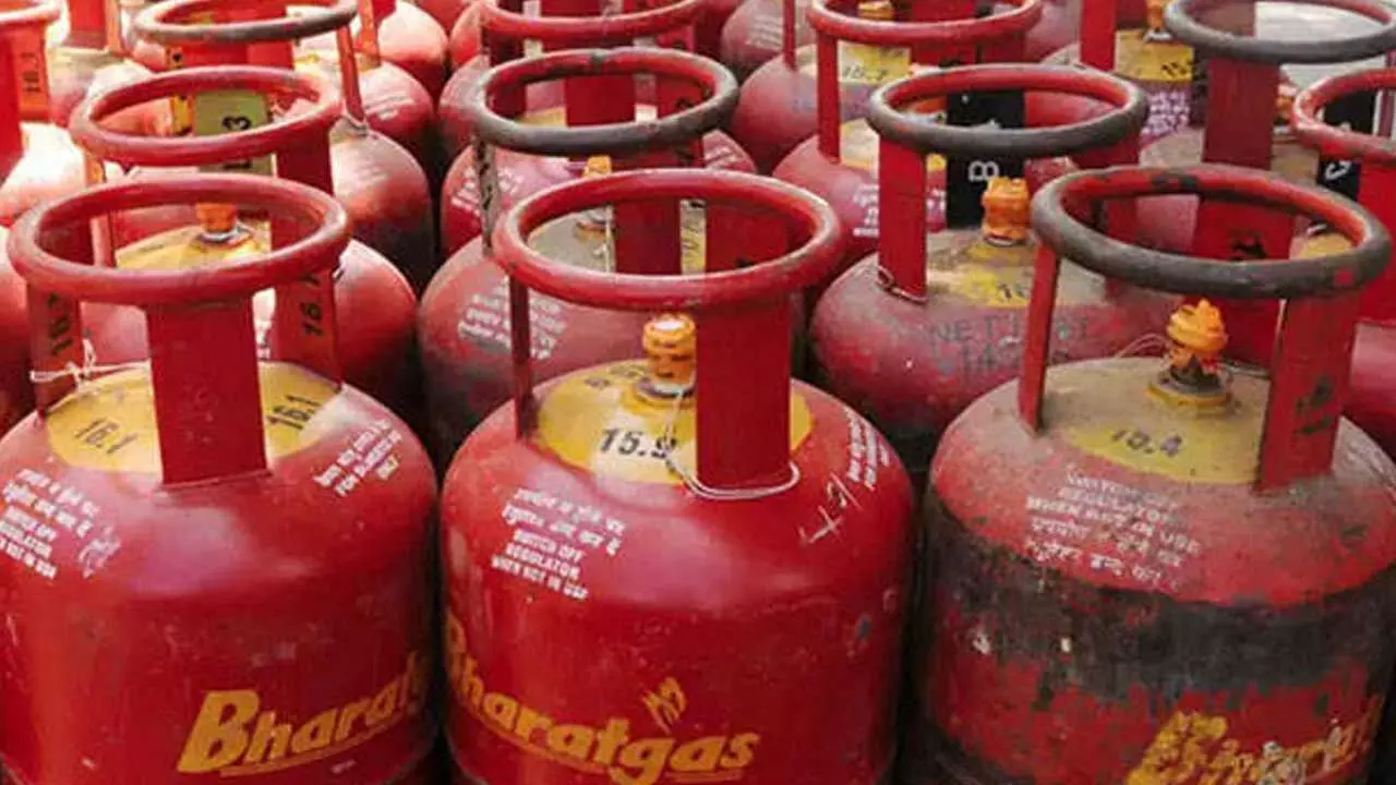 Gas Cylinder : మళ్లీ పెరిగిన గ్యాస్ సిలిండర్ రేట్లు Gas Cylinder : మళ్లీ పెరిగిన గ్యాస్ సిలిండర్ రేట్లు