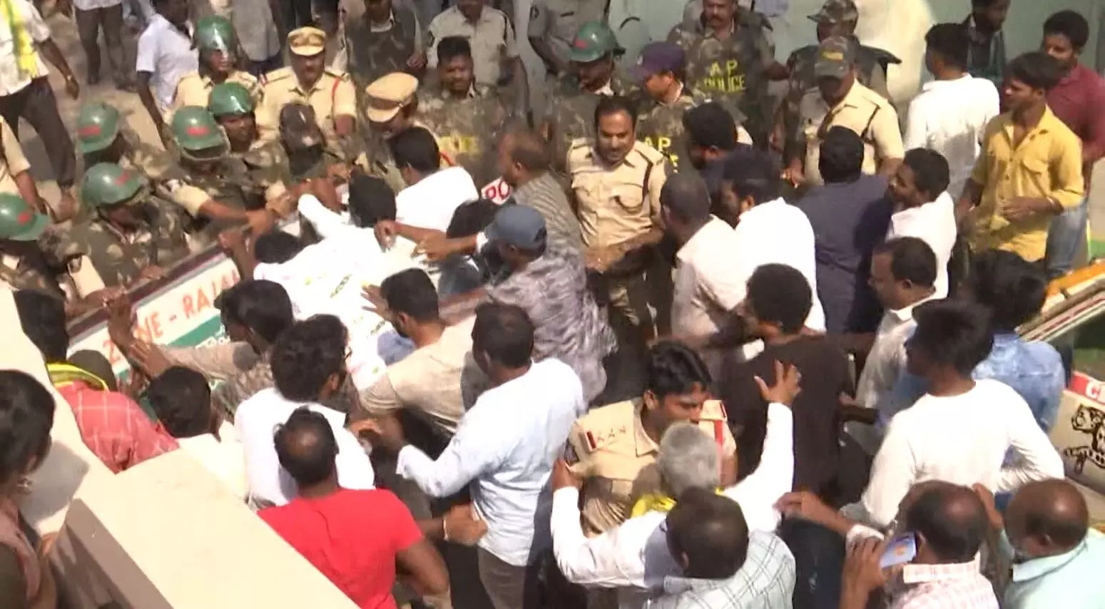 AP: సవాళ్ల సమరంతో అట్టుడికిన అనపర్తి AP: సవాళ్ల సమరంతో అట్టుడికిన అనపర్తి