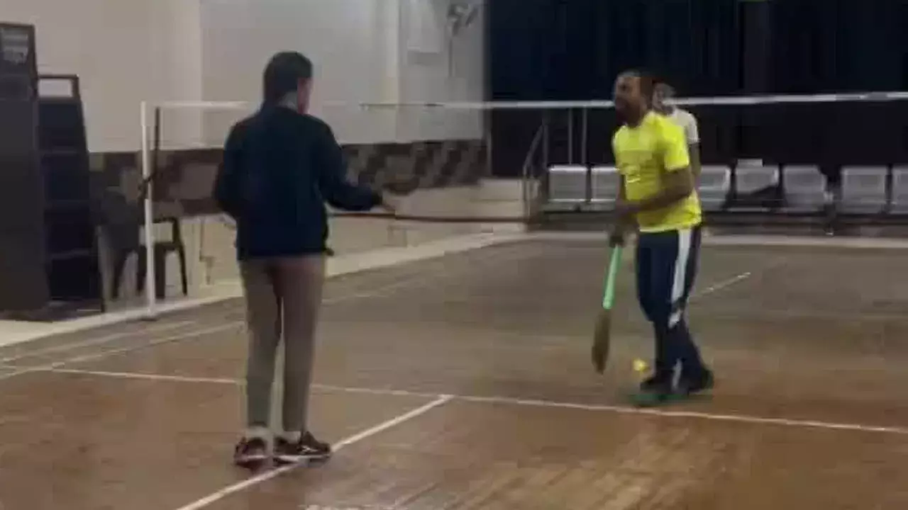 Badminton : చీపురుతో బ్యాడ్మింటన్.. వీడియో వైరల్