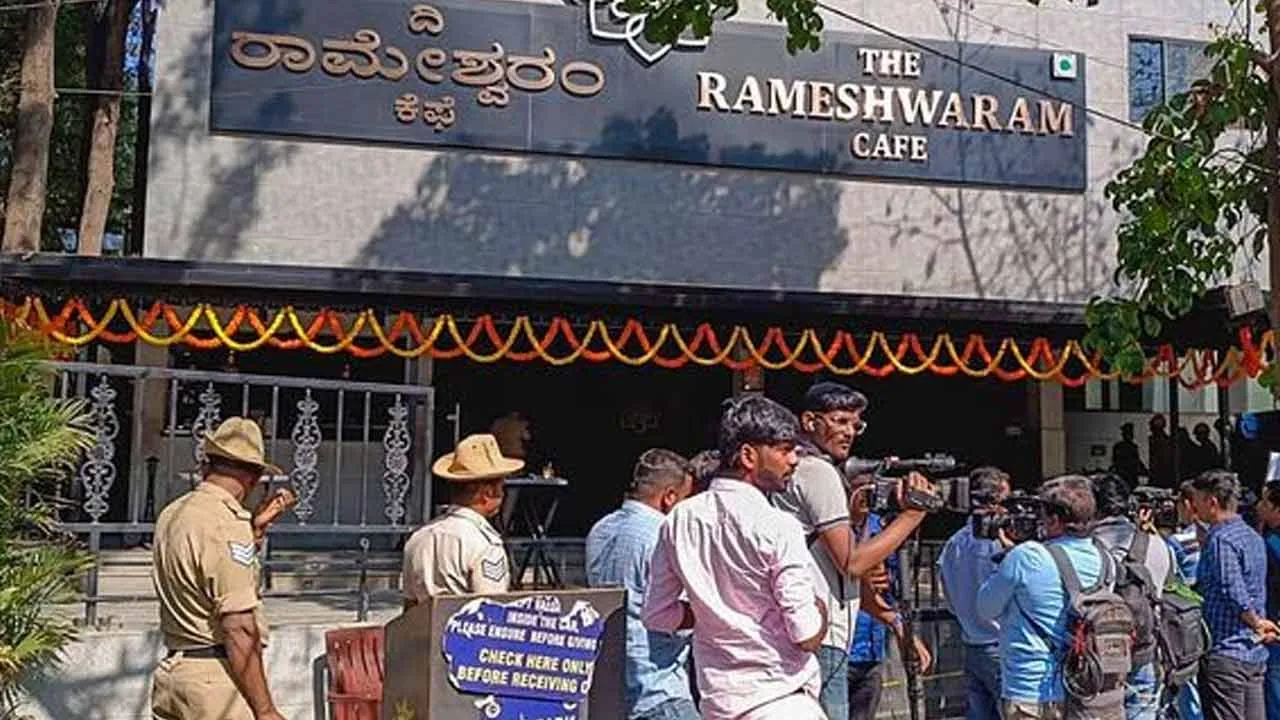 Rameshwaram Cafe : అనుమానితుడు రవ్వ ఇడ్లీని తీసుకొని బ్యాగ్ని వదిలెళ్లాడు : కేఫ్ యజమాని Rameshwaram Cafe : అనుమానితుడు రవ్వ ఇడ్లీని తీసుకొని బ్యాగ్ని వదిలెళ్లాడు : కేఫ్ యజమాని