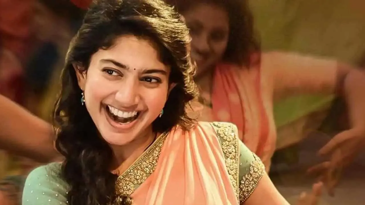 Sai Pallavi : నేను వద్దన్నా ఆయన వినడు.. సాయి పల్లవి హాట్ కామెంట్ Sai Pallavi : నేను వద్దన్నా ఆయన వినడు.. సాయి పల్లవి హాట్ కామెంట్