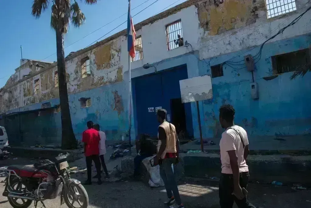 Haiti: హైతీ జైలు నుంచి వందల మంది ఖైదీల పరారు.. Haiti: హైతీ జైలు నుంచి వందల మంది ఖైదీల పరారు..