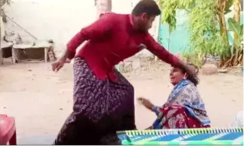 ఆదర్శవంతమైన కొడుకు.. అమ్మని జుట్టు పట్టుకుని లాగి..