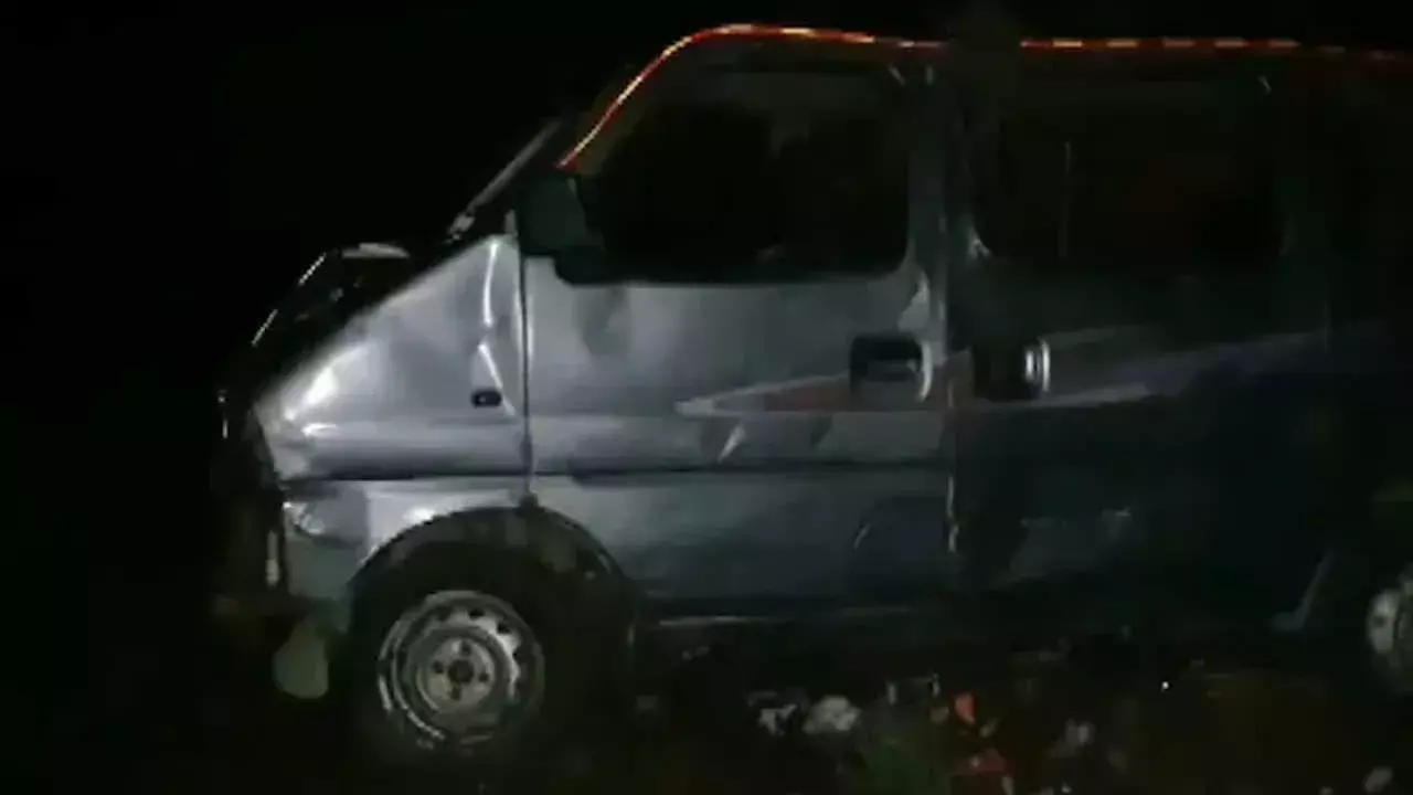 UP : కాలువలోకి దూసుకెళ్లిన కారు, ముగ్గురు మృతి UP : కాలువలోకి దూసుకెళ్లిన కారు, ముగ్గురు మృతి