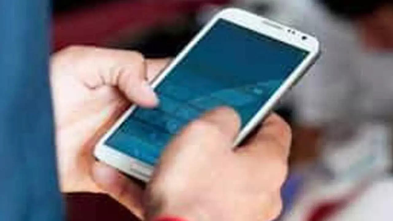 Health : ఫోన్ నుంచి చేయిని పక్కకు పెట్టండి.. లేకపోతే ఈ రోగాలు తప్పవు Health : ఫోన్ నుంచి చేయిని పక్కకు పెట్టండి.. లేకపోతే ఈ రోగాలు తప్పవు