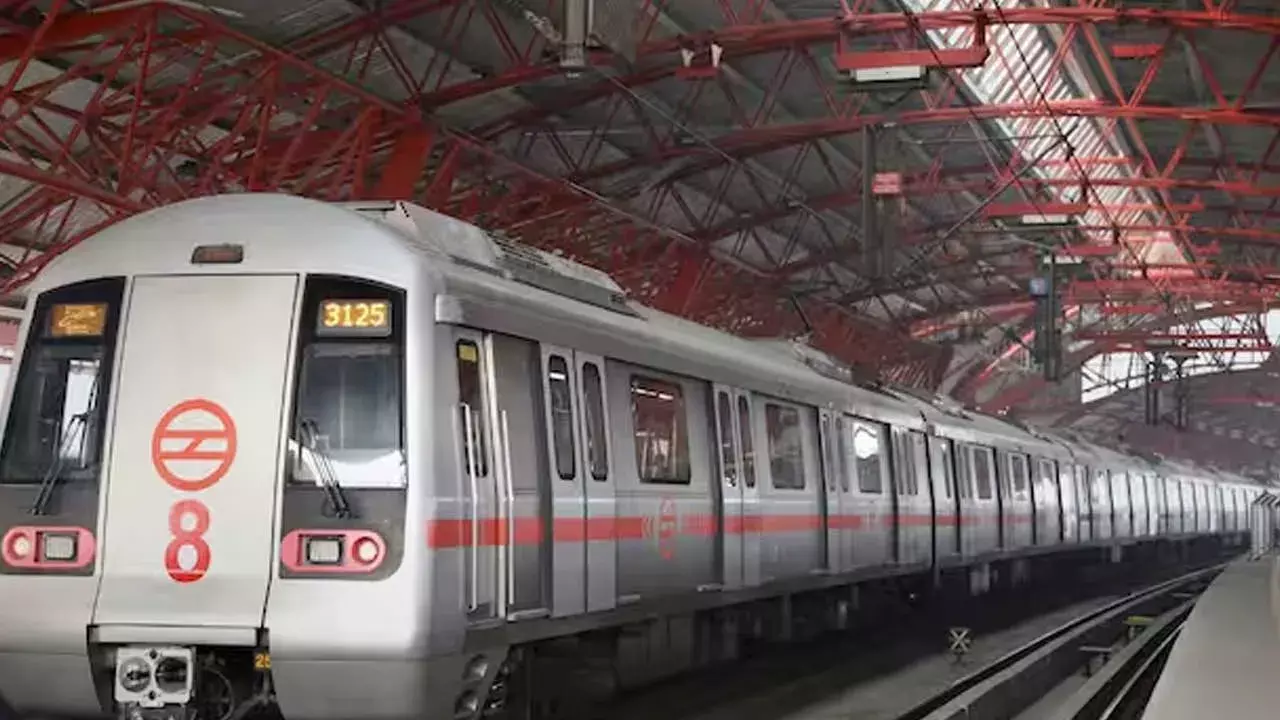 Viral : మెట్రోలో హద్దు మీరిన యువతీ యువకులు.. కిస్సింగ్ సీన్స్ Viral : మెట్రోలో హద్దు మీరిన యువతీ యువకులు.. కిస్సింగ్ సీన్స్