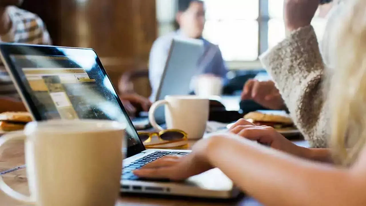 Shocking Video : కాళ్లు నాకించుకున్న సీనియర్లు.. బడిలో షాకింగ్ వీడియో