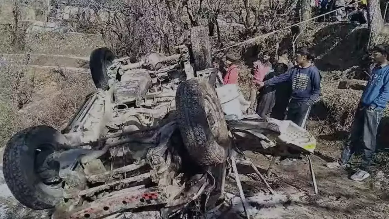 Accident : వాహనం అదుపు తప్పి నలుగురు మృతి