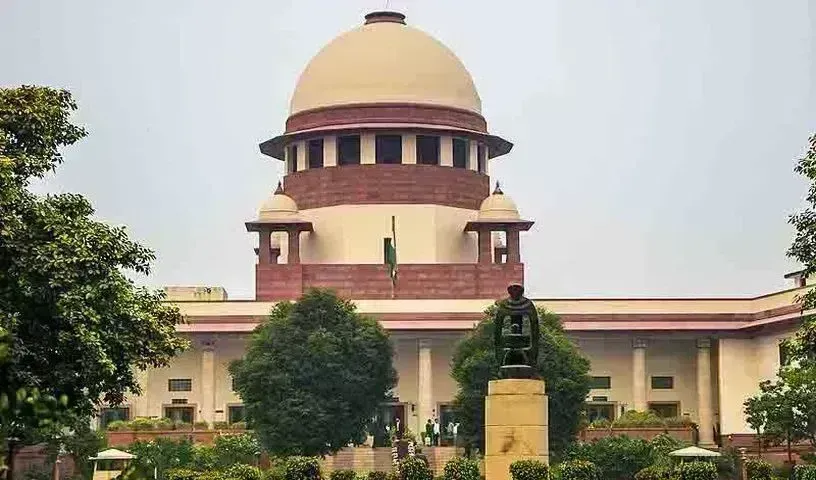 Supreme Court: లంచం కేసుల్లో ఎంపీ, ఎమ్మెల్యేలకు మినహాయింపు లేదు Supreme Court: లంచం కేసుల్లో ఎంపీ, ఎమ్మెల్యేలకు మినహాయింపు లేదు