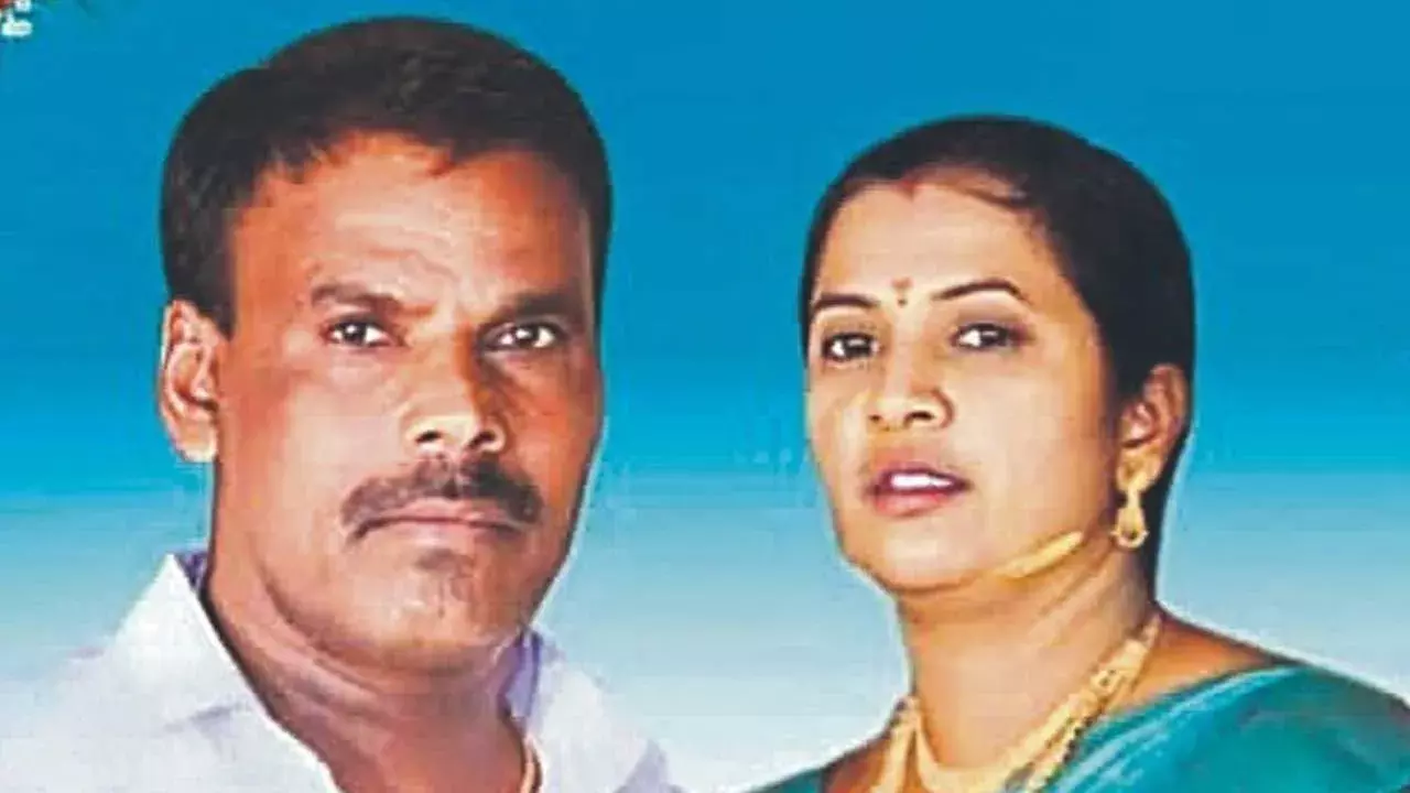 Road Accident : అంత్యక్రియలకు వెళ్తుండగా యాక్సిడెంట్..  దంపతులు మృతి