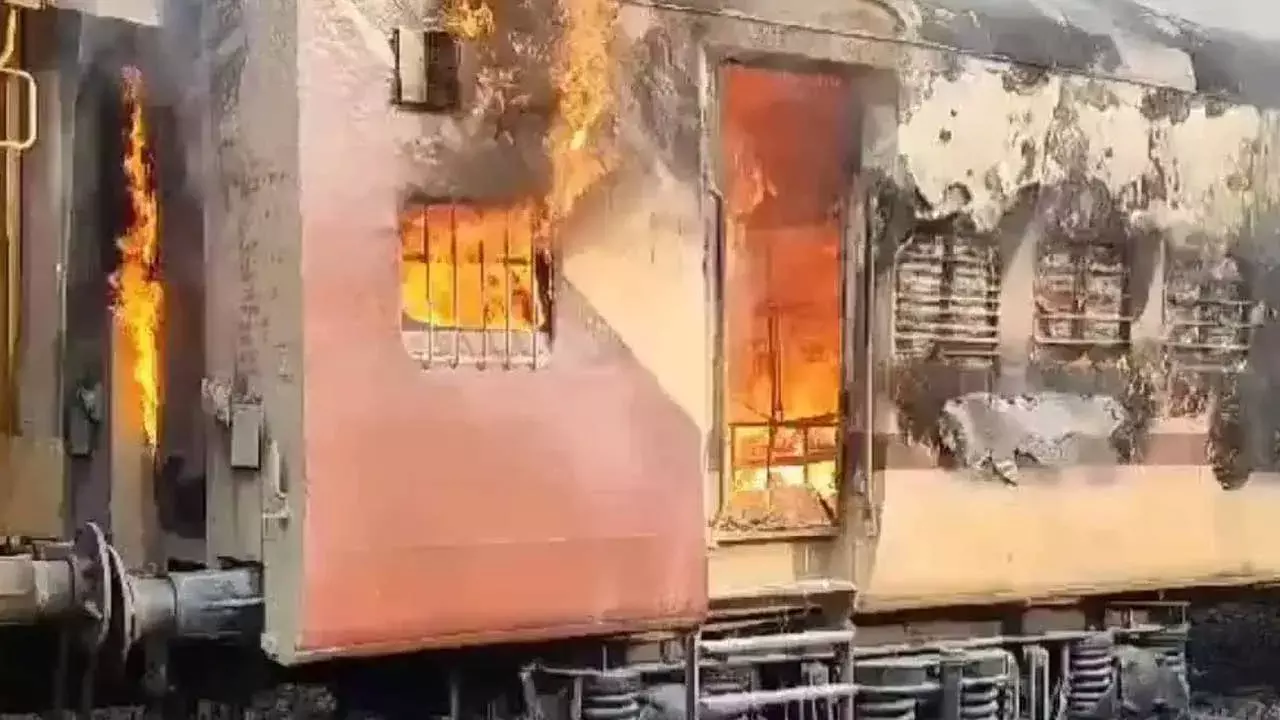 Warangal : కాజీపేట రైల్వే స్టేషన్లో మంటలు Warangal : కాజీపేట రైల్వే స్టేషన్లో మంటలు